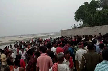 six youth drowned in ghaghra river during Idol immersion in ballia मूर्ति विसर्जित करने गये छह युवक नदी में डूबे, तीन शव को पुलिस ने बरामद किया