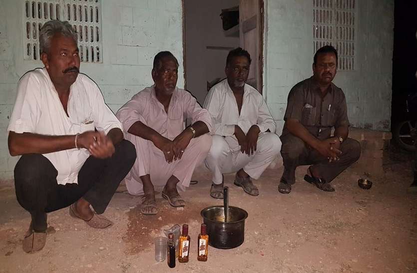 रेस्क्यू सेंटर पर मांस-शराब पार्टी करते पकड़े चार लोग रेस्क्यू सेंटर पर मांस-शराब पार्टी करते पकड़े चार लोग