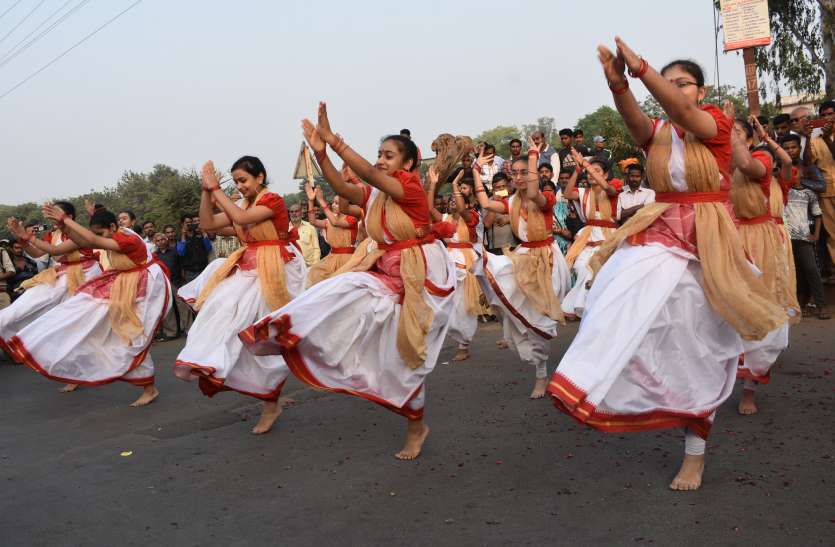 थीम रोड पर देशी-विदेशी परम्पराओं का उत्सव थीम रोड पर देशी-विदेशी परम्पराओं का उत्सव