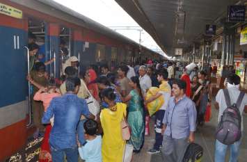 train full neemuch यहां ट्रेन आने से पहले फूल हो रहे प्लेटफार्म