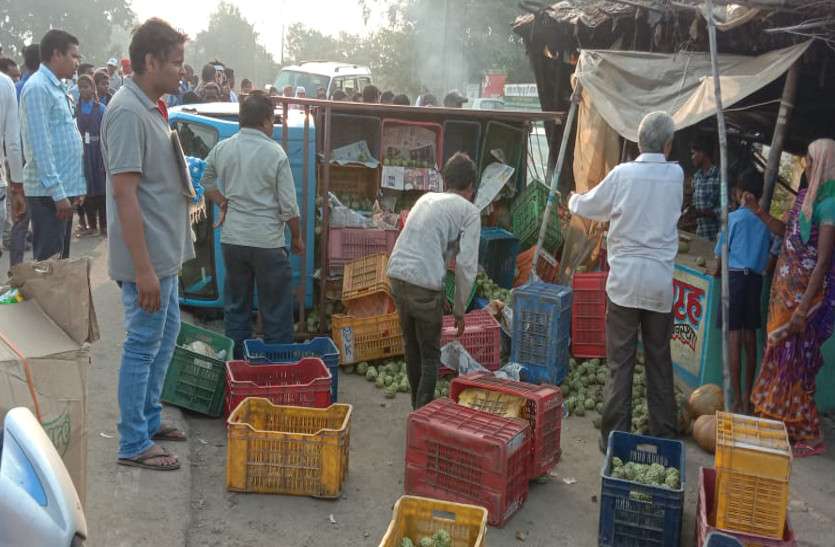 नशे में धुत कार चालक ने पहले सीताफल से भरे पिकअप को ठोका, फिर ढाबे में घुसा दी कार नशे में धुत कार चालक ने पहले सीताफल से भरे पिकअप को ठोका, फिर ढाबे में घुसा दी कार