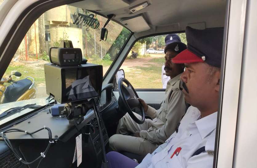 तेज रफ्तार वाले हो जाएं सावधान! ट्रैफिक पुलिस को मिला 'स्पीड रडार गन', ये है इसकी खासियत तेज रफ्तार वाले हो जाएं सावधान! ट्रैफिक पुलिस को मिला 'स्पीड रडार गन', ये है इसकी खासियत