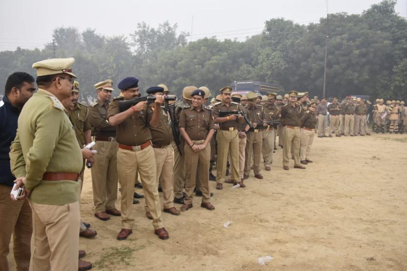 Policeman Training In Police Line Baghpat अय ध य फ सल आन स पहल ब गपत प ल स न थ म य बड हथ य र प ल सकर म य क द ज रह ट र न ग Patrika News