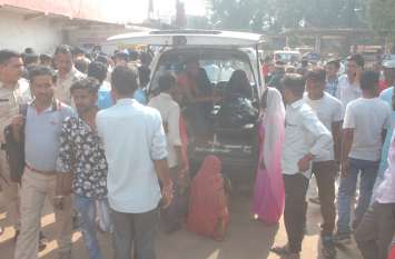 The family performed by keeping the dead body Protest: नगर पालिका अध्यक्ष और सीएमओ की खींचतान में गई लक्ष्मीनारायण की जान