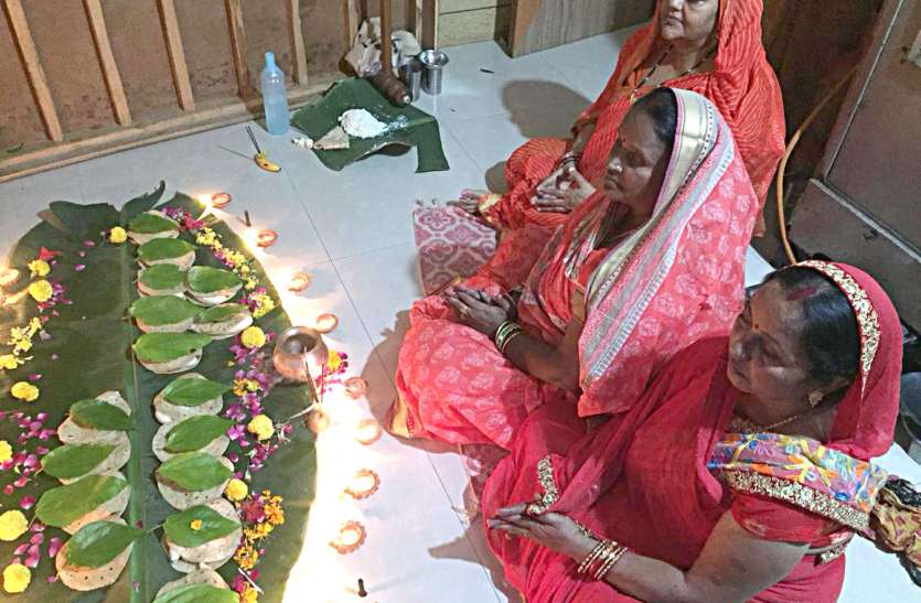 Chathh Pooja: खरना मनाया, व्रतियों ने गुड़ से बने खीर को प्रसाद के रूप में ग्रहण किया पति की लंबी उम्र के लिए महिलाओं ने व्रत रखकर की वटवृक्ष पूजा