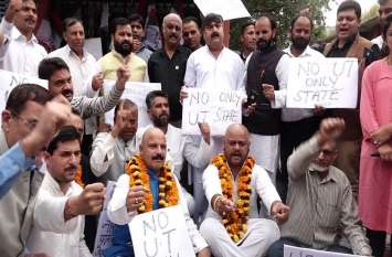 Netaji shaved his head to protest जानिए क्यों नेताजी ने मुंडवाया सिर, करने लगे विरोध