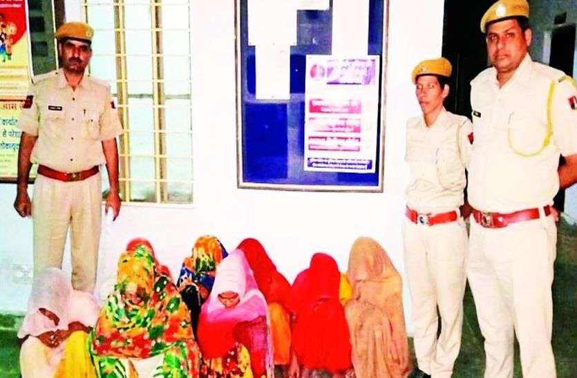 दुकानदार को बातों में उलझाकर साड़ी चुराने वाली आठ महिलाएं गिरफ्तार दुकानदार को बातों में उलझाकर साड़ी चुराने वाली आठ महिलाएं गिरफ्तार