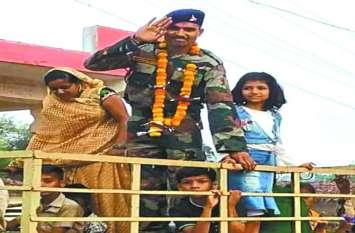 The soldier arrived at the village after Retirement भारतीय सेना से रिटायर होकर गांव पहुंचे जवान का ग्रामीणों ने ढोल बजाकर किया अनोखा स्वागत, फूलों की वर्षा करते हुए कहा, हमें तुम पर गर्व है...