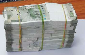 The farmer got a bundle of five lakh rupee notes in the field खेत में पांच लाख रुपए के नोटों का बंडल देखकर चकरा गया युवक का माथा, फिर हुआ ये सब...