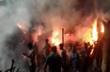 Fierce fire in wooden warehouse Video: तीर्थनगरी के ब्रजघाट स्थित लकड़ी के गोदाम में लगी भयंकर आग, दिखा ऐसा नजारा