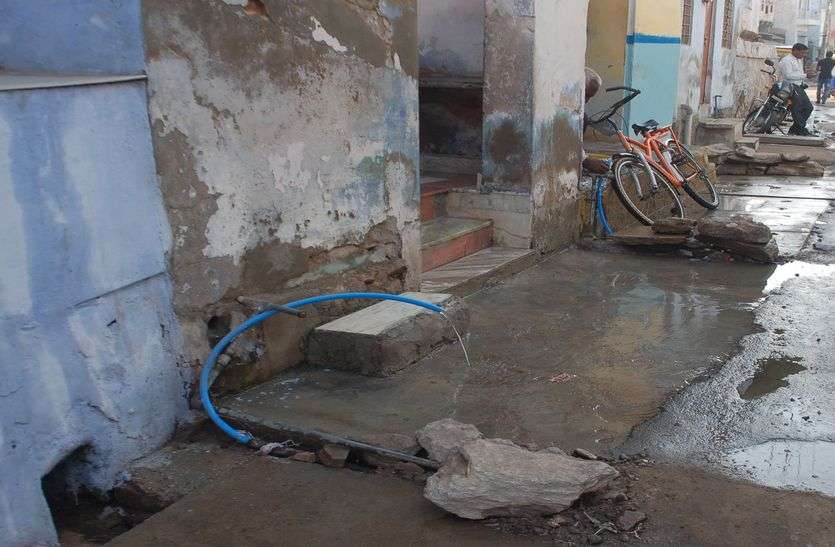 व्यर्थ बह जाता है 'अमृतÓ व्यर्थ बह जाता है 'अमृतÓ