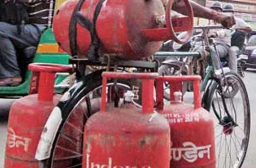 No home delivery of gas cylinders, delivery from anywhere गैस सिलेंडर की नहीं होम डिलेवरी, कहीं से भी करने लगते हैं वितरण, वसूल रहे चार्ज