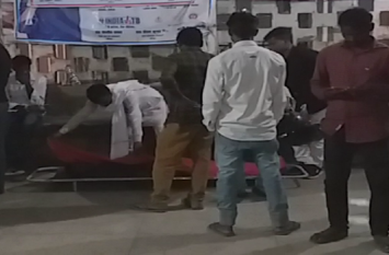 a community people attack on a family on killed मामूली विवाद में जमशेद व दर्जनों लोगों ने एक परिवार पर किया हमला, वृद्द को पीटकर मार डाला, तीन घायल