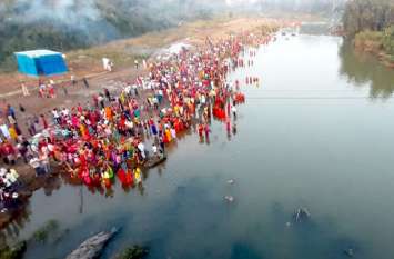 Chhath Puja 2019 छठघाट पर उमड़ा आस्था का जनसैलाब, डूबते सूर्य को दिया गया पहला अध्र्य, देखें वीडियो...