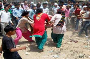 Viral Video of two Kinnar groups fights in Kondagaon Chhattisgarh वीडियो में देखिए कैसे दिवाली की वसूली को लेकर दो किन्नर गुटों में जमकर चले लात - घूंसे