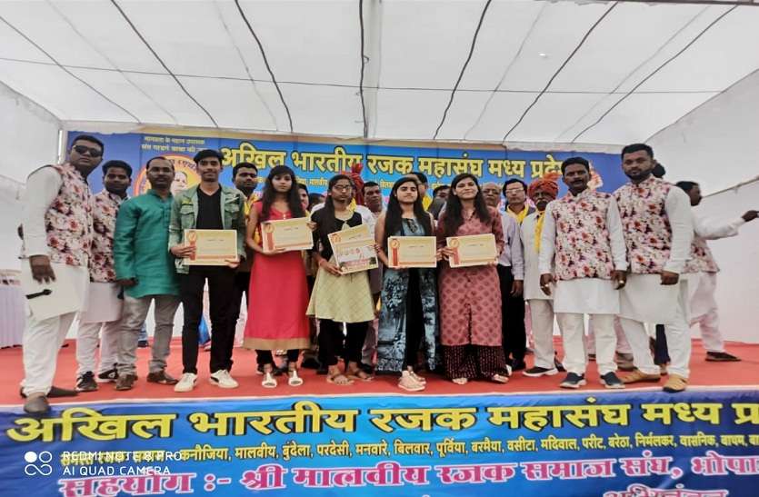 आपसी प्रेम के लिए जलाया सद्भावना दीपक, पॉलीथीन का उपयोग नहीं करने का लिया संकल्प