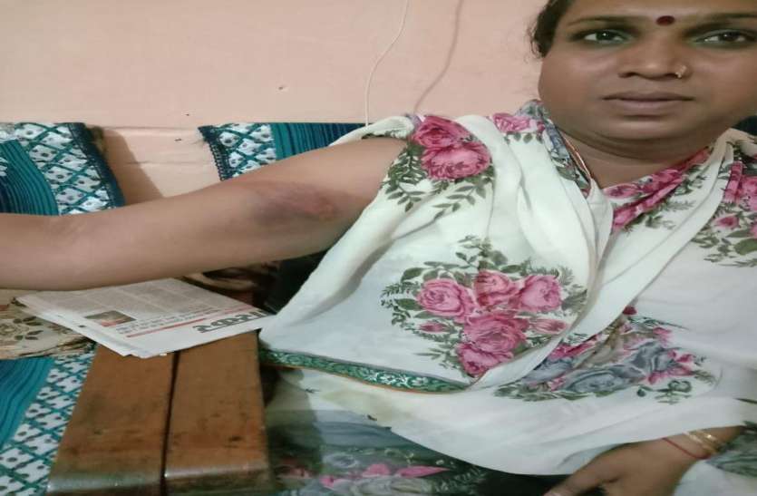 वीडियो में देखिए कैसे दिवाली की वसूली को लेकर दो किन्नर गुटों में जमकर चले लात - घूंसे