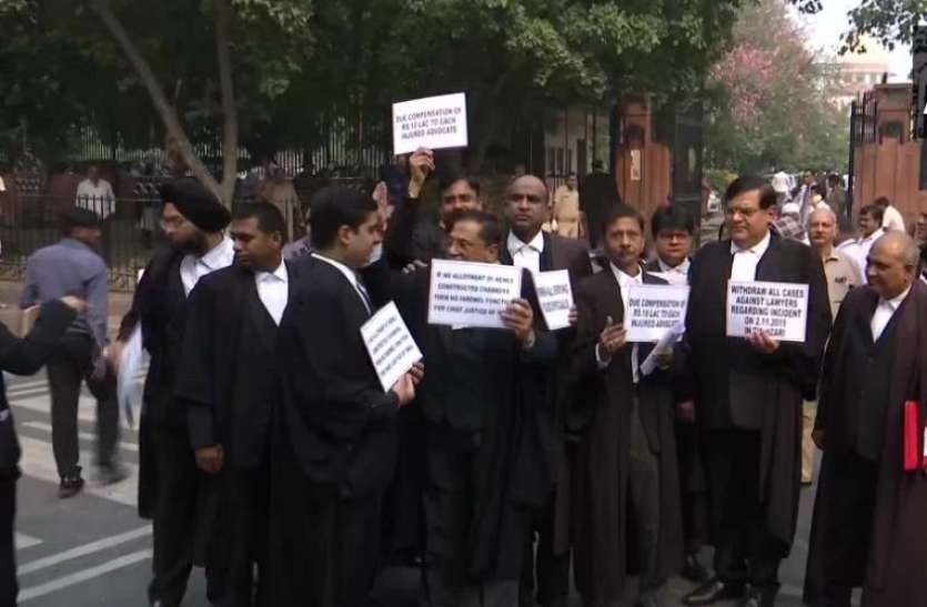 369.jpg दिल्ली की कड़कड़डूमा कोर्ट में फिर भिड़े पुलिस और वकील, दो दिन में दूसरी घटना
