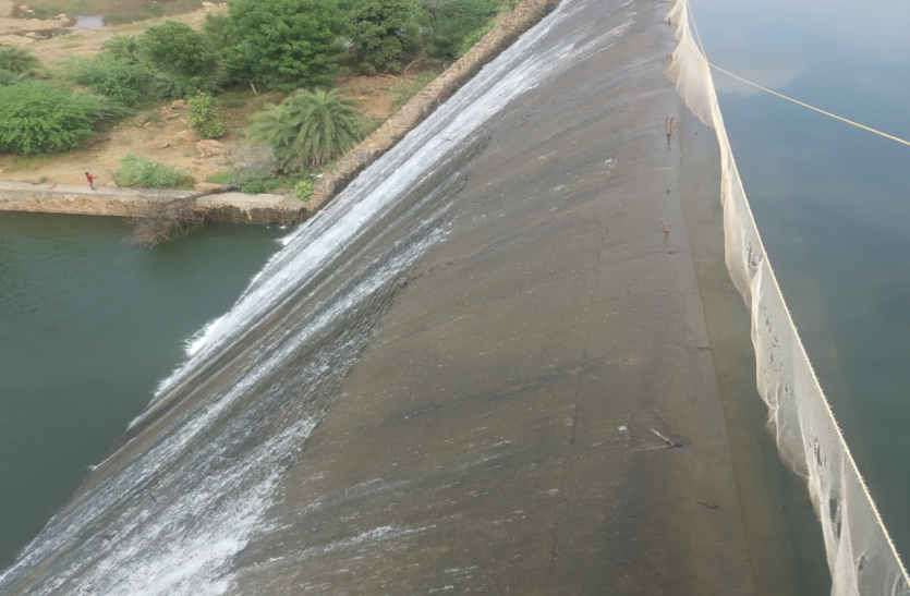 rain in bhilwara बेमौसम बारिश से चली डामटी बांध की चादर, हो रहा बिगाड़ा