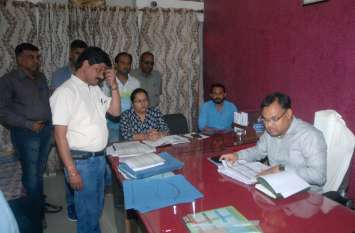Collector gave instructions to officials कलेक्टर का नपा पर छापा, सफाई और नामांतरण को लेकर ली जमकर क्लास