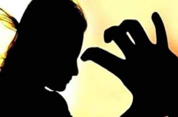 Young man Brutally beaten by villagers in molestation case घर में घुसे युवक पर ग्रामीणों ने लगाया छेड़खानी का आरोप, पहले जमकर पीटा, फिर जो किया उसे जानकर आप भी हो जाएंगे हैरान