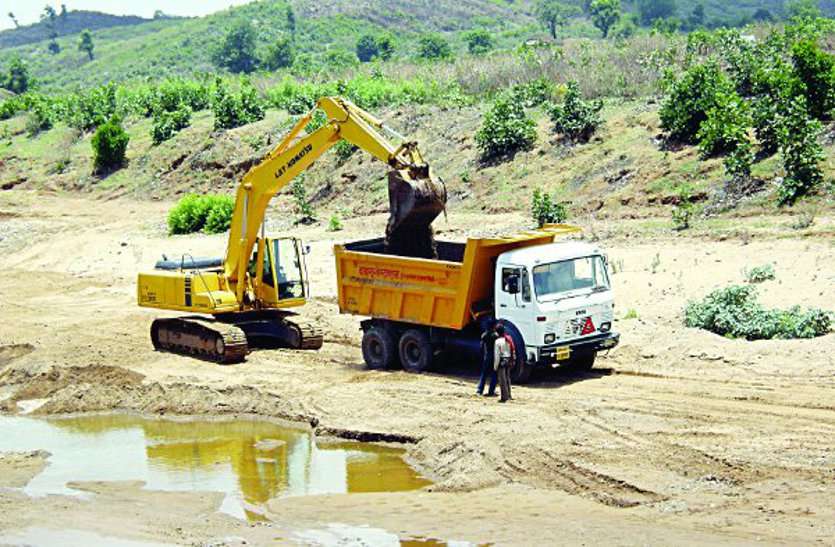 Illegal trade of sand in Tamas river with the connivance of officials अधिकारियों की साठगांठ से टमस नदी में हो रहा रेत का अवैध करोबार, तमाशबीन बने जिम्मेदार