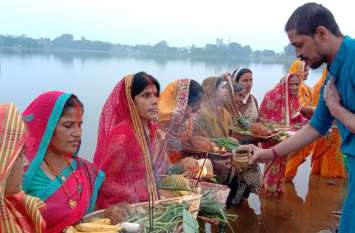 Chhath Puja: Archana worshiped in the Gopaldas Dam of the city by payi छठ पूजा: शहर के गोपालदास बांध में उगते सूर्य को अध्र्य देकर की गई पूजा अर्चना