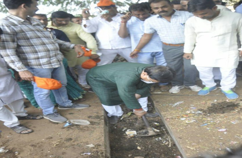 pradhuman singh tomar stopped cleaning the convoy in shivpuri 