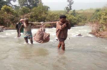 Big breaking: 2 young man threw girl in 100 fit ditch from mountain Big breaking: बड़ी मां के घर जा रही युवती को 2 युवकों ने गलत नीयत से पकड़ा, विरोध पर पहाड़ से 100 फिट नीचे खाई में फेंका, 3 दिन तक...