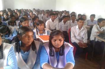 Students are forced to sit by sticking in this four room school चार कमरे के इस स्कूल में चिपककर बैठने के लिए मजबूर हैं छात्र-छात्राएं
