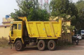 Two hives and one JCB seized in illegal mining in Bemetara आधी रात SDM ने मारा छापा, अवैध मुरूम उत्खनन करते दो हाइवा और एक जेसीबी जब्त