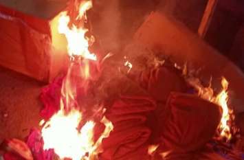 Even after refusing, firecrackers, fire broke out in shop, burnt goods मना करने के बाद भी चलाए पटाखे, दुकान में लगी आग, 40 हजार का सामान जला