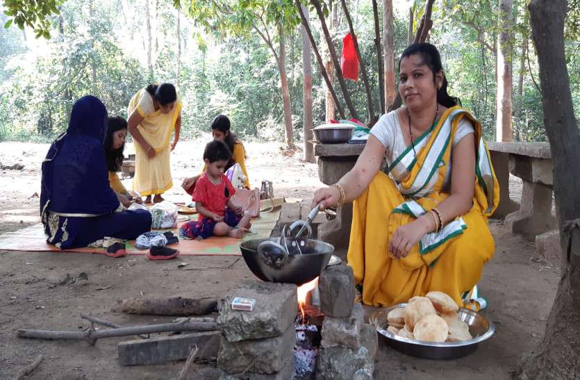 आंवला नवमीं पर महिलाओं ने की आंवला वृक्ष की पूजा, पिकनिक स्पॉट भी रहा गुलजार, देखिए वीडियो...