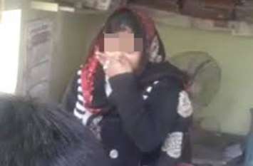 Ambikapur Crime: Young man beaten women by stick मां ने रुपए लिए थे उधार, महिला पैसे मांगने गई तो बेटे ने घर के दरवाजे पर ही उसका कर दिया ये हश्र, फिर...