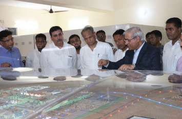 Chief Minister saw 3D model, refinery site stopped for 02 hours मुख्यमंत्री ने देखा 3 डी मॉडल, 02 घंटे रुके रिफाइनरी स्थल