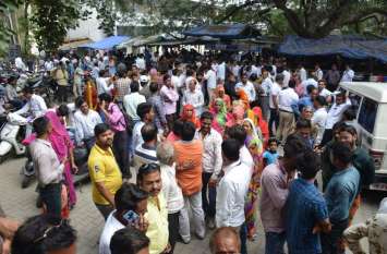 Candidates gathered to apply on the last day of nomination नामांकन के आखिरी दिन आवेदन करने उमड़े प्रत्याशी