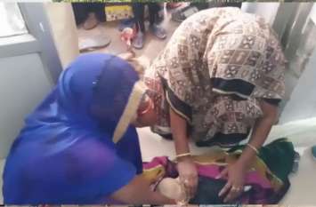 Family Members ruckus at pediatrician's clinic on death of child बच्चे की मौत पर परिजनों ने बाल रोग विशेषज्ञ के क्लीनिक पर किया हंगामा, देखें वीडियो