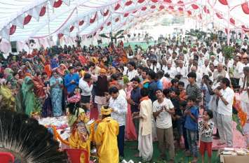 Citizens gathered to listen to the musical story Dance of krishna devotees: कृष्ण की भक्ति में जमकर झूमें श्रद्धालु