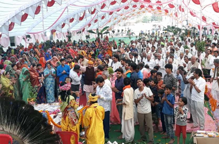 Dance of krishna devotees: कृष्ण की भक्ति में जमकर झूमें श्रद्धालु Dance of krishna devotees: कृष्ण की भक्ति में जमकर झूमें श्रद्धालु