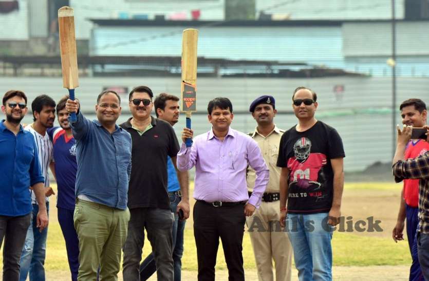 ima cricket कलेक्टर एसपी ने उठाया बैट और कर दी धुलाई