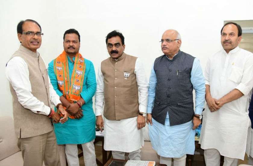 एमपी में फिर सियासी भूचाल, भाजपा विधायक ने कहा- मैं कांग्रेस सरकार के काम से खुश, कमल नाथ का दूंगा साथ