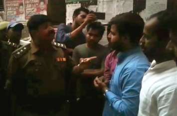 Student Union President Candidate Admission Cancel Supporters Protest नामांकन पत्र खरीदते ही निरस्त हुआ छात्रसंघ अध्यक्ष प्रत्याशी का एडमिशन, सड़क पर उतरे समर्थक