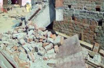 Ambikapur incident: Minor daughter died to buried under the wall घर के बाहर बैठी 14 वर्षीय बेटी के ऊपर अचानक भरभराकर गिर गई दीवार, फिर कुछ ही पल में पसर गया मातम