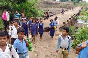 Ambulance wheels stop two kilometers before the village गांव से दो किलोमीटर पहले रुक जाते हैं एम्बुलेंस के पहिए