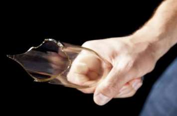 Youth deadly attacked friend in Bemetara, police launch FIR बर्थडे पार्टी में विवाद, फिल्मी स्टाइल में बोतल फोड़कर युवक ने अपने ही दोस्त पर कर दिया हमला