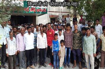 Grain theft, angry farmers set lock on Mandi Gate अनाज की चोरी, गुस्साए किसानों ने मंडी गेट पर ताला जड़ा