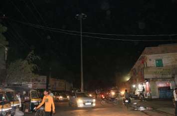 Roadlight system fights, darkness spread रोडलाइट व्यवस्था लडख़ड़ाई, फैला अंधियारा