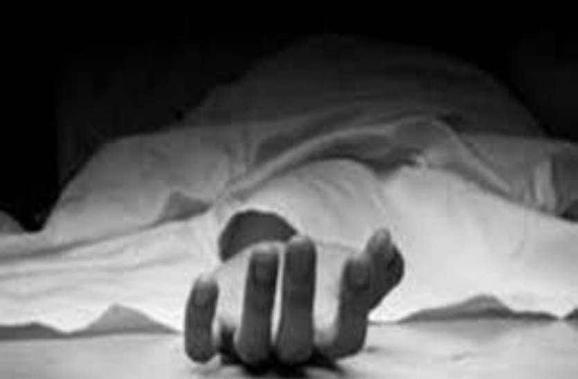 download_1.jpeg बाइक पर शादी का कार्ड बांटने जा रहे शख्स को तेज रफ्तार कार ने मारी टक्कर, उपचार के दौरान हुई मौत