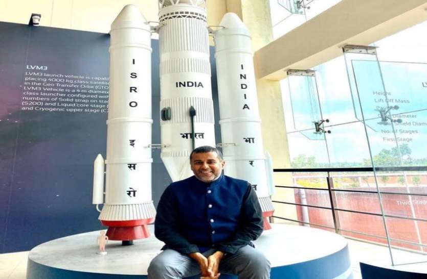 chetan चेतन भगत ने ISRO में चीफ गेस्ट बनने पर जताई खुशी, लोगों ने सोशल मीडिया पर बनाया मजाक