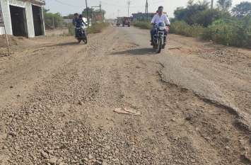 Road construction not done yet Negligence of administration: सिंधिया, सिसौदिया और इमरती ने किया सड़क का भूमिपूजन, फिर भी नहीं बन पाई सड़क